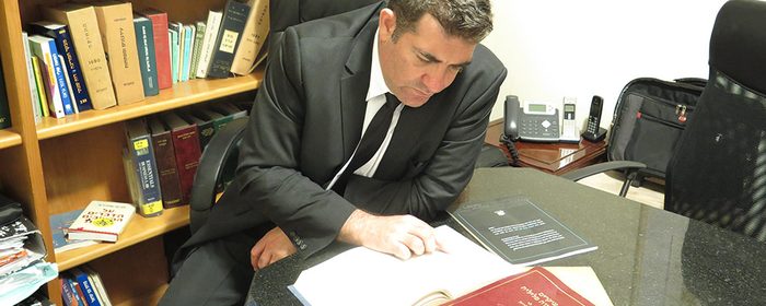 עו"ד ד"ר רן מובשוביץ בוחן פסיקה בהתנגדות לצוואה במשרדו