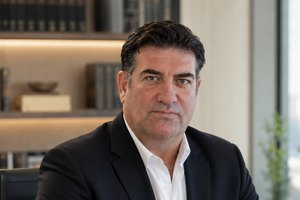 ד״ר רן מובשוביץ ליד שולחן העבודה במשרדו